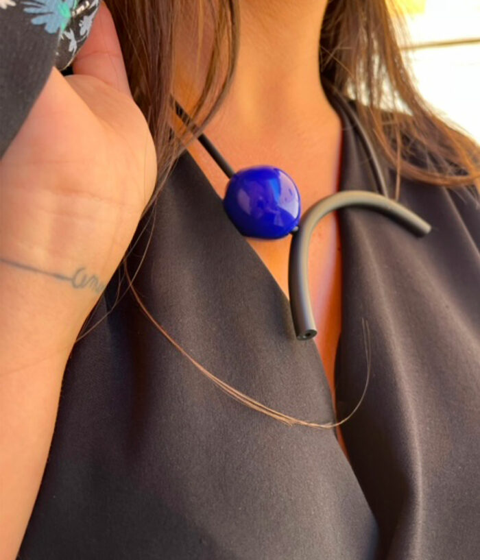 Aventurine, bijoux de créateur, bijoux originaux, bijoux colorés, collier Sandra porté bleu de Samuel Coraux