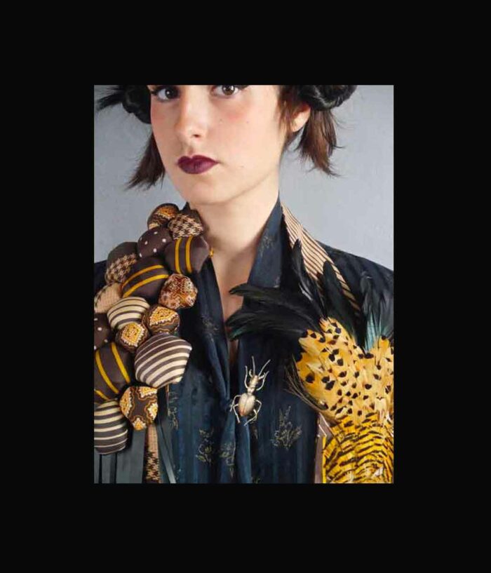 Aventurine, bijoux de créateur, bijoux originaux, bijoux colorés, broche scarabée argentée de Joelle Grossi