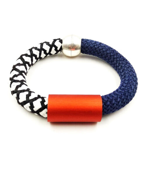 Christina Brampti, bracelet bleu et orange