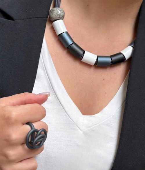 Aventurine, bijoux de créateur, bijoux originaux, bijoux colorés, Collier CECILE, blanc, gris, noir de Christina Brampti