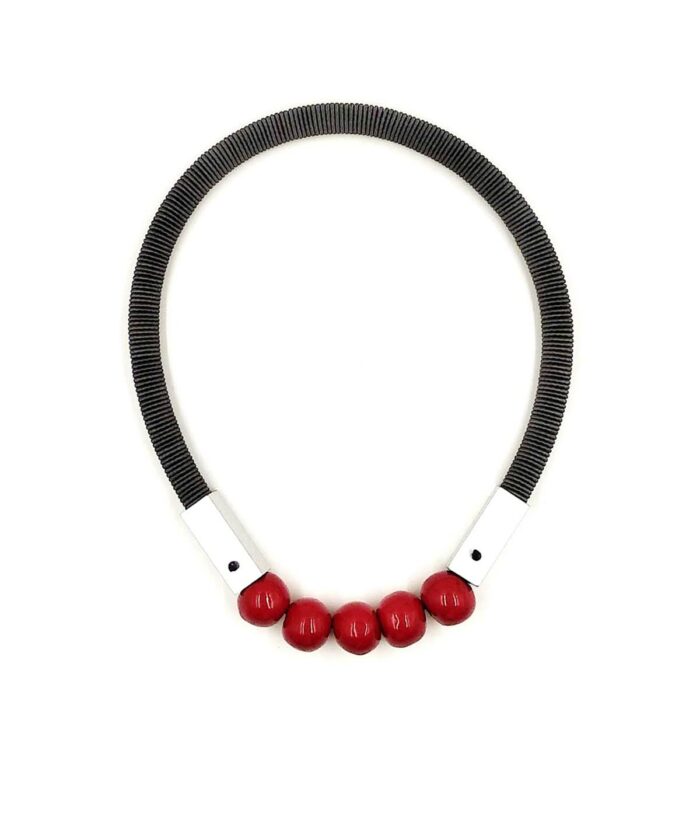 Christina Brampti, collier, rouge et noir