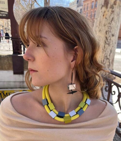 Aventurine, bijoux de créateur, bijoux originaux, bijoux colorés, collier Chris, jaune citron-gris, de Christina Brampti
