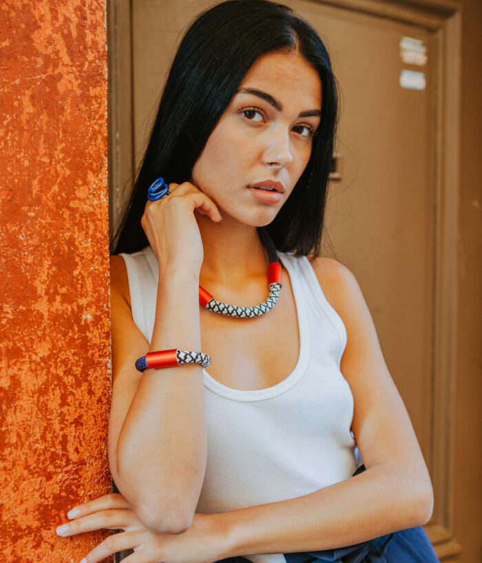 Samuel Coraux, bague scarlet, bleu marine, Christina Brampti collier et bracelet Calmista bleu et orange cuivré, bijoux de créateurs, bijoux originaux