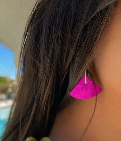 Aventurine, bijoux de créateur, bijoux originaux, bijoux colorés, boucles d'oreilles Odessa Fuchsia portées de Oana Millet
