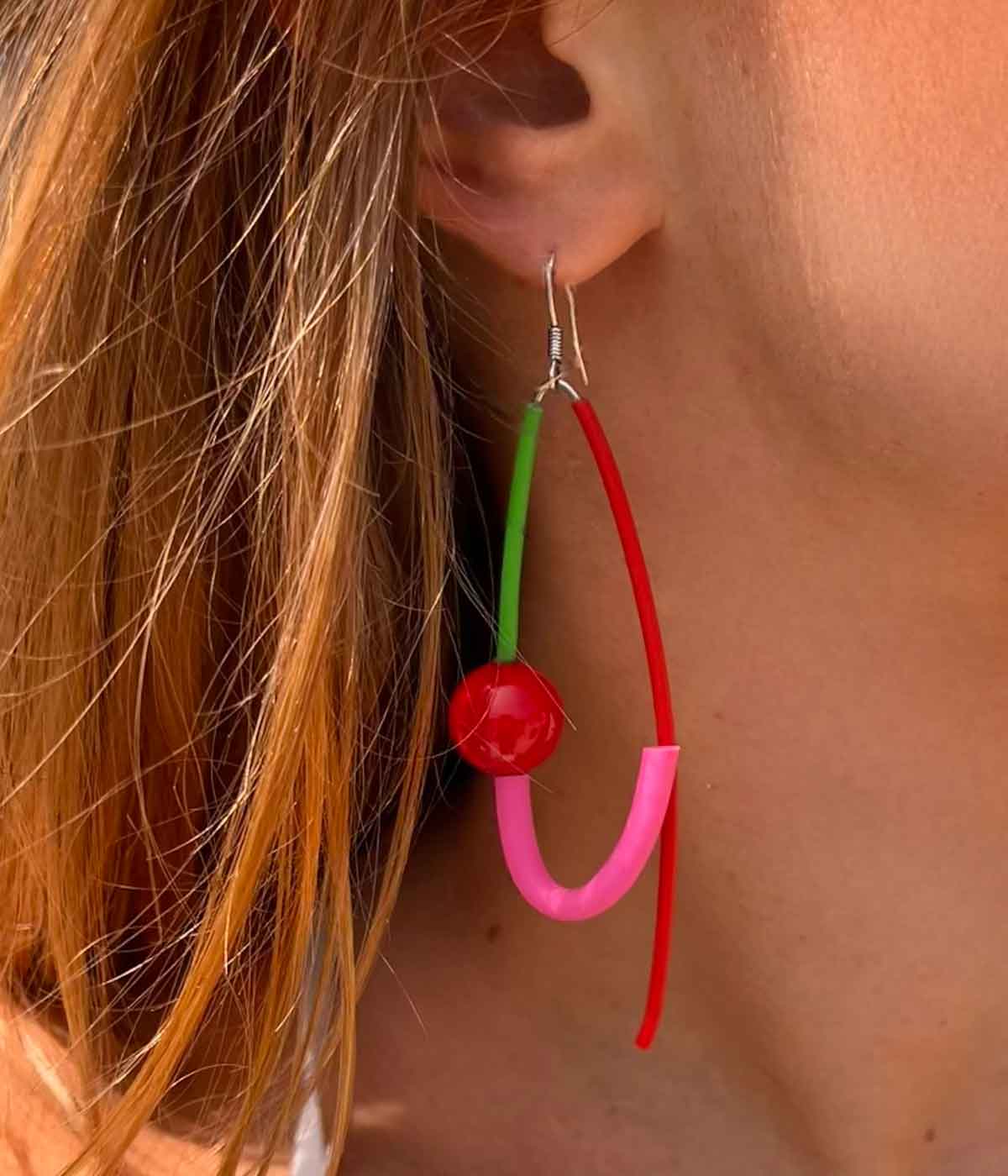 Aventurine, bijoux de créateurs, bijoux originaux, bijoux fantaisie, boucles d'oreilles multicolores portées de Samuel Coraux