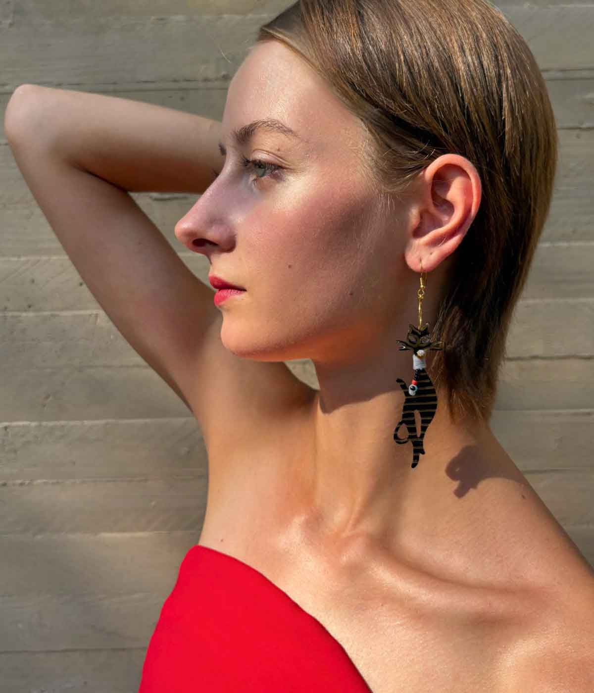 Aventurine, bijoux de créateur, bijoux originaux, bijoux colorés, boucles d'oreilles le chat et la souris portées de Christina Brampti