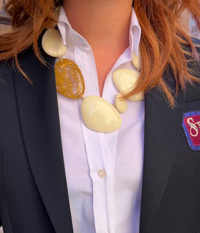 Aventurine, bijoux de créateur, bijoux originaux, bijoux colorés, collier Galets beige porté de Sobral