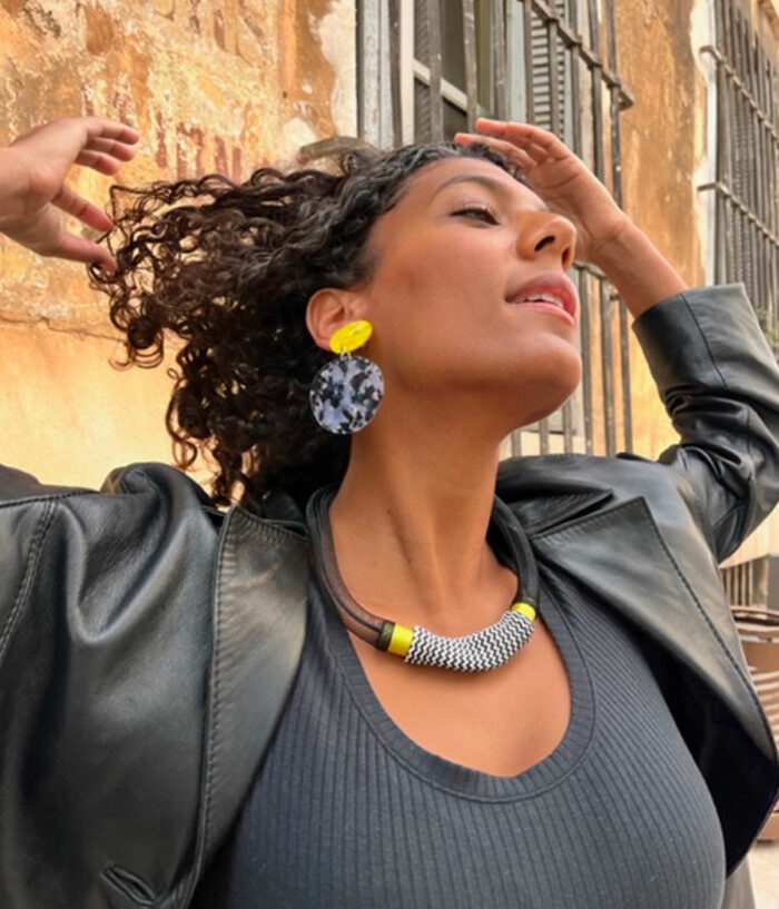 Aventurine, bijoux de créateur, bijoux originaux, bijoux colorés, collier Clara jaune et noir porté de Christina Brampti