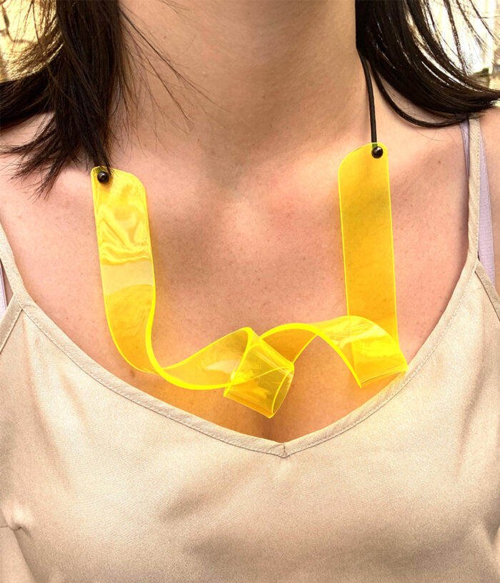 Aventurine, bijoux de créateurs, bijoux originaux, collier Volute porté