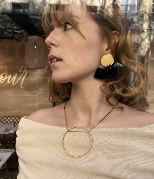Aventurine, bijoux de créateur, bijoux originaux, bijoux colorés, Collier Filae doré et noir porté ,  de FL Private collection