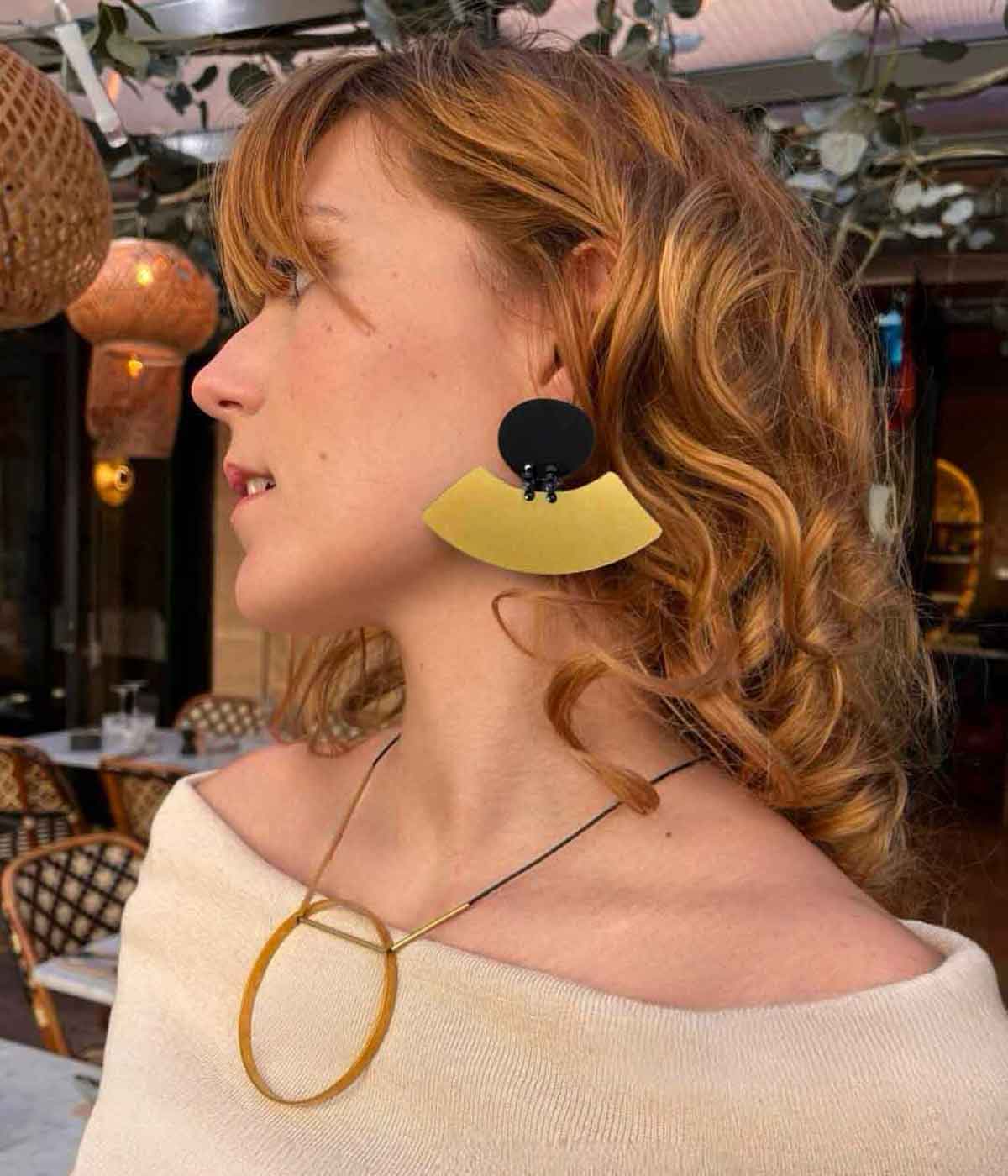 Aventurine, bijoux de créateur, bijoux originaux, bijoux colorés, Collier Filae doré et noir porté , de Christina Brampti