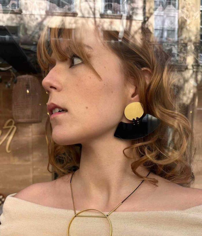 Aventurine, bijoux de créateur, bijoux originaux, bijoux colorés, boucles d'oreilles Cyra, noir et doré de Christina Brampti