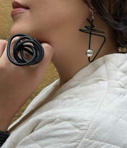 Aventurine, bijoux de créateurs, bijoux fantaisie, bijoux originaux, Boucles d'oreilles Cosmiques, noires et argentées de Samuel Coraux