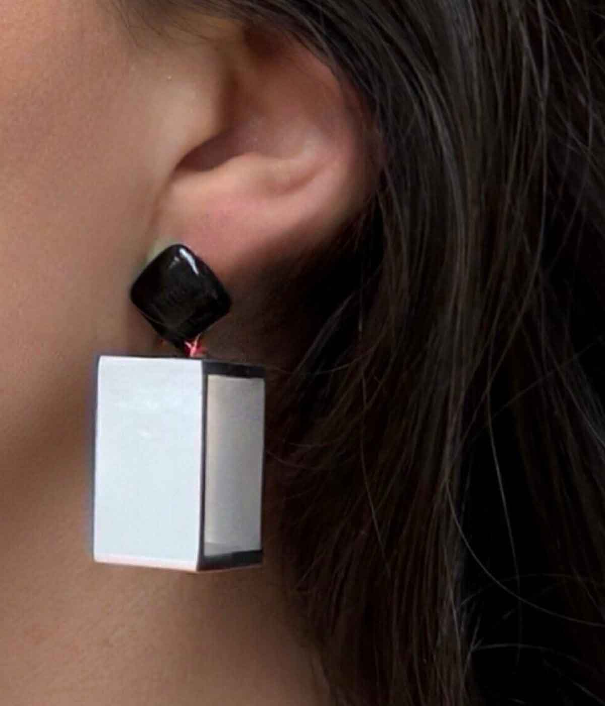 Aventurine, bijoux de créateur, bijoux originaux, bijoux colorés, boucles d'oreilles Carla, blanc-noir de Christina Brampti