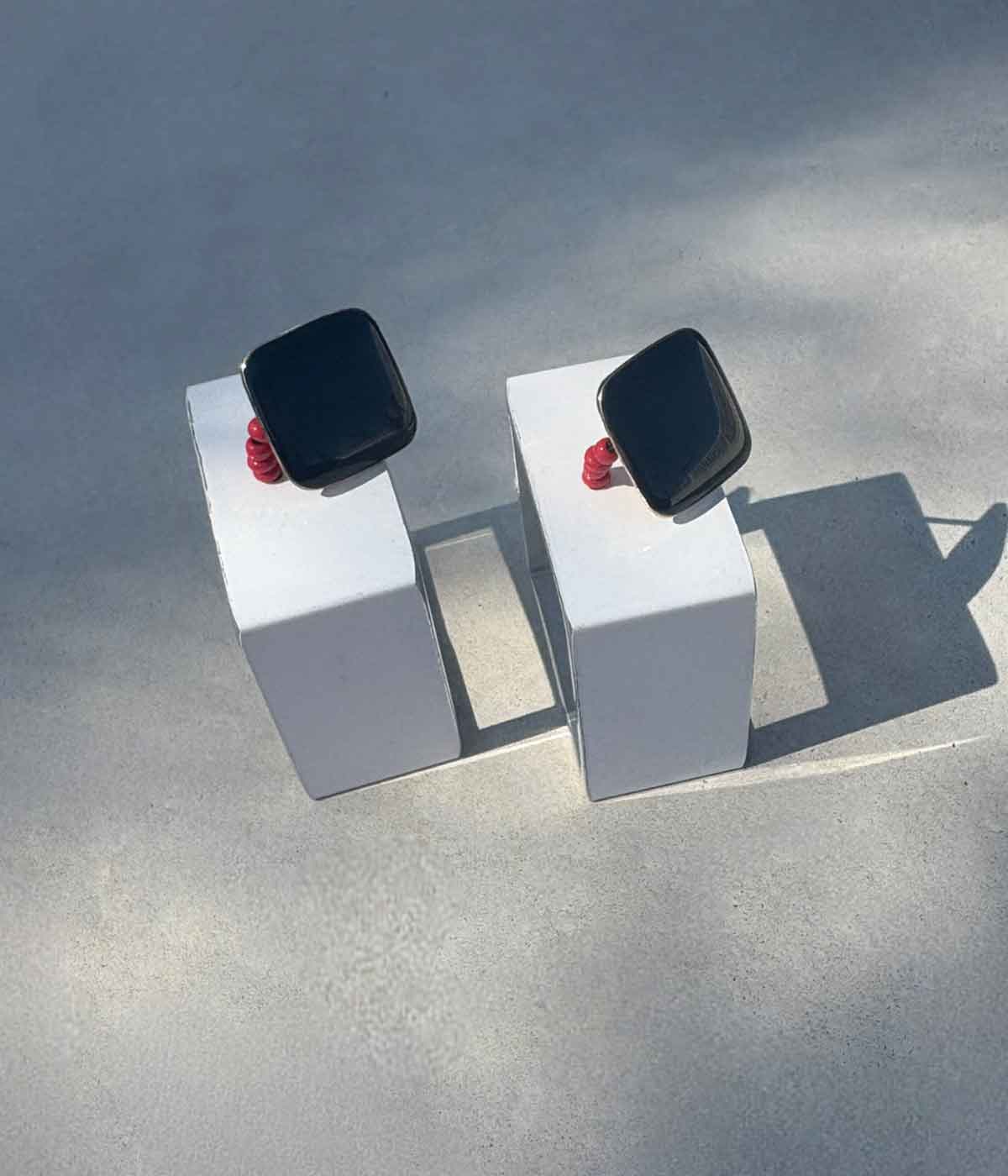 Aventurine, bijoux de créateur, bijoux originaux, bijoux colorés, boucles d'oreilles Carla, blanc-noir de Christina Brampti