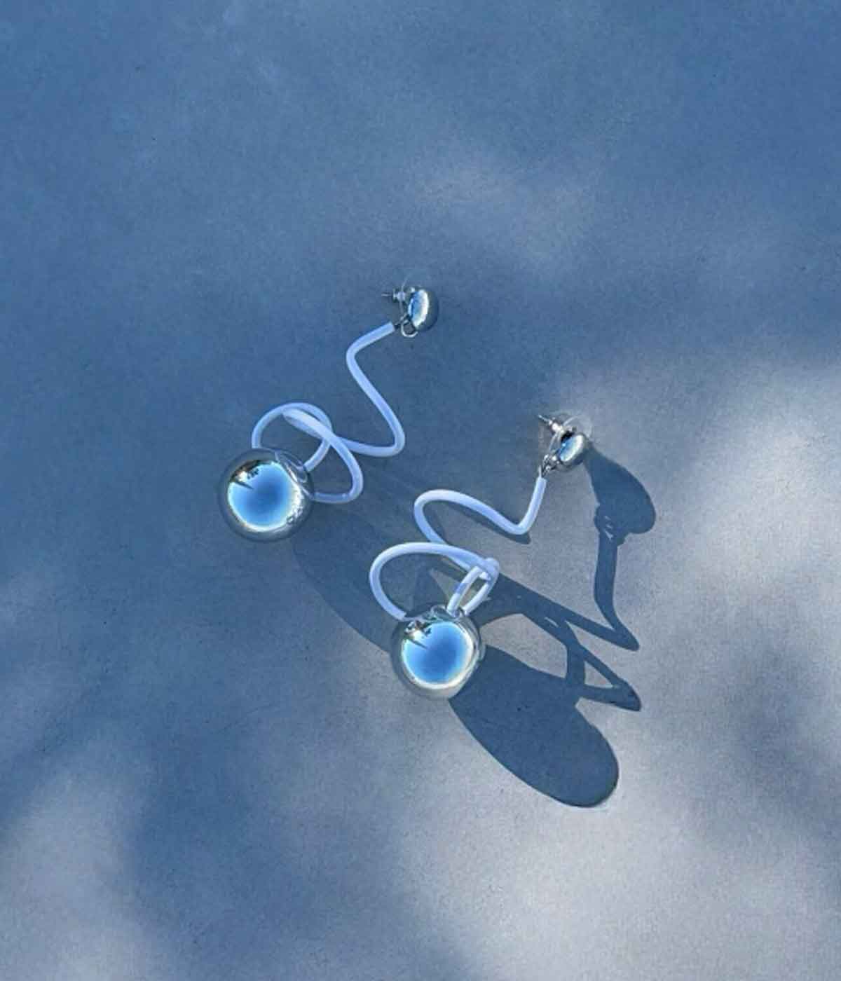 Aventurine, bijoux de créateurs, bijoux originaux, bijoux fantaisie, boucles d'oreilles Cosmos, blanches et argentées de Samuel Coraux