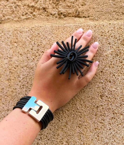 Aventurine, bijoux de créateur, bijoux originaux, bijoux colorés, bague Sunny noire de Samuel Coraux