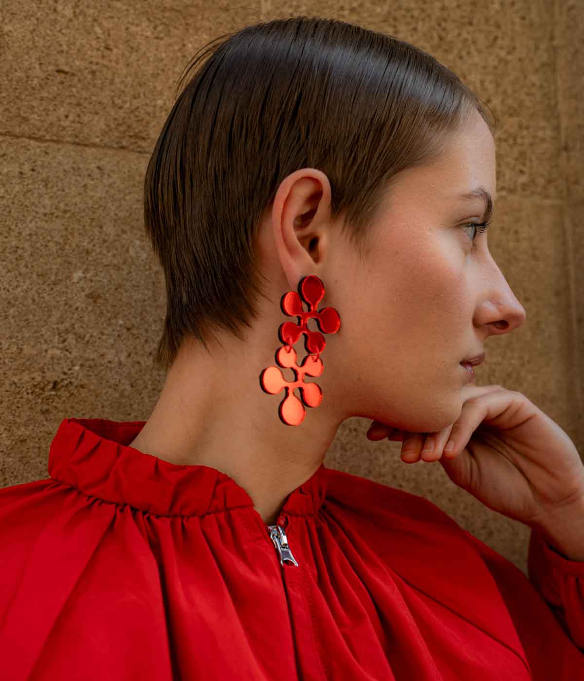 Aventurine, bijoux de créateur, bijoux originaux, bijoux colorés, boucles d'oreilles Cala- rouge- portées de Christina Brampti