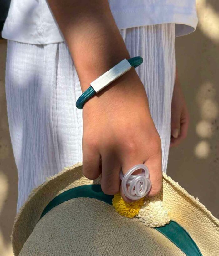 Aventurine, bijoux de créateur, bijoux originaux, bijoux colorés, bracelet Graphik bleu canard porté de Christina Brampti.