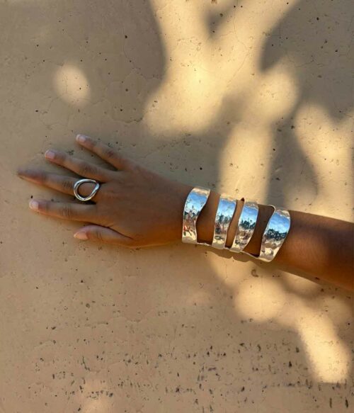 Aventurine, bijoux de créateur, bijoux originaux, manchette Keirane argentée portée de Karine Sultan