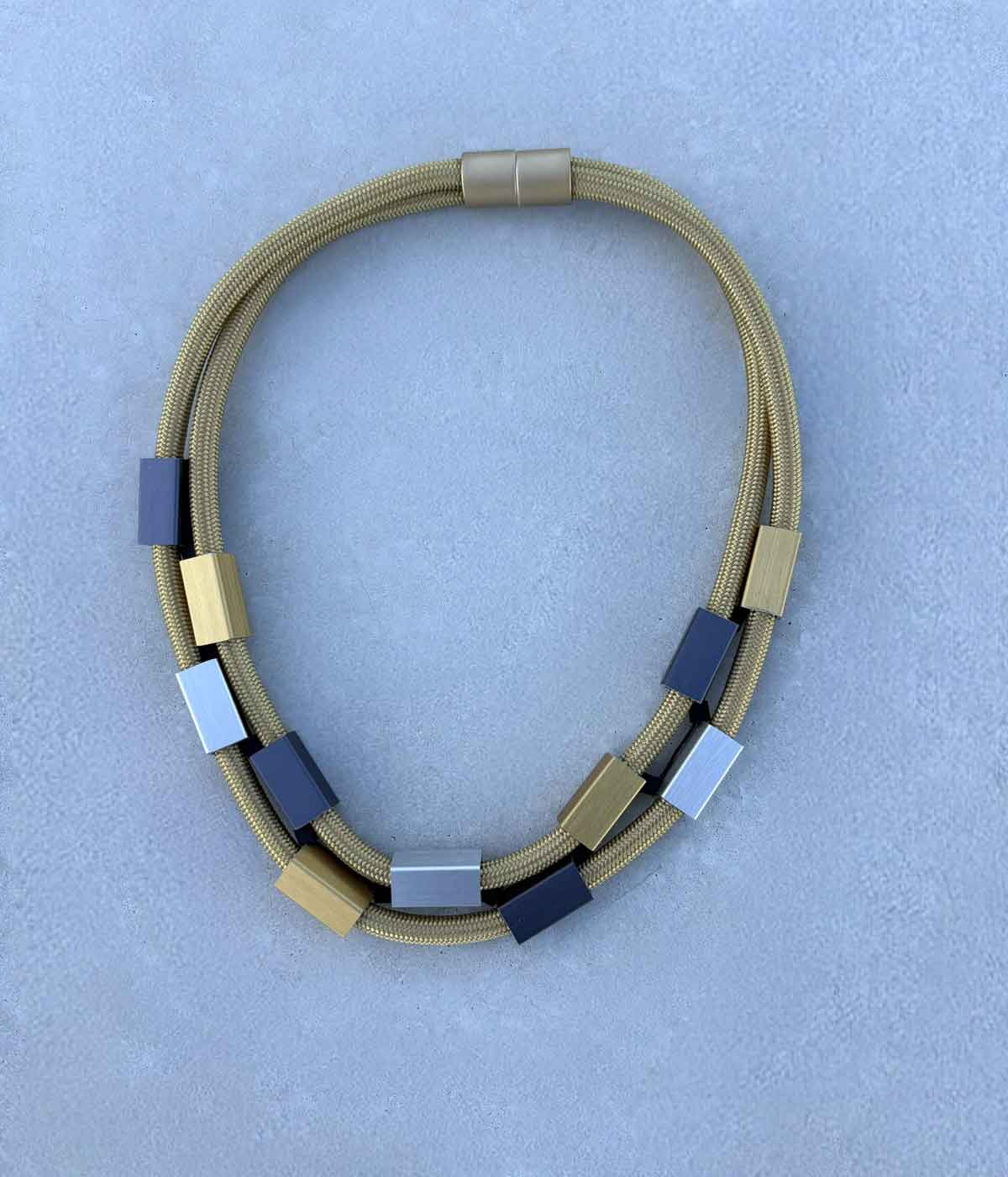 Aventurine, bijoux de créateur, bijoux originaux, bijoux colorés, collier Cassie, doré Christina Brampti