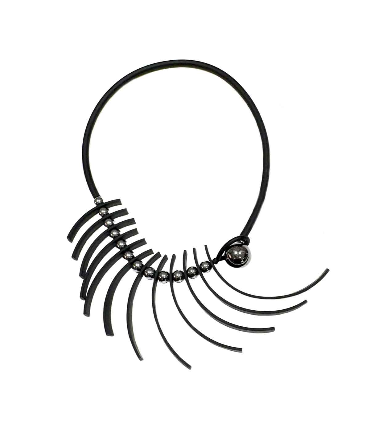 Aventurine, bijoux de créateur, bijoux originaux, bijoux colorés, collier Cora noir de Christina Brampti