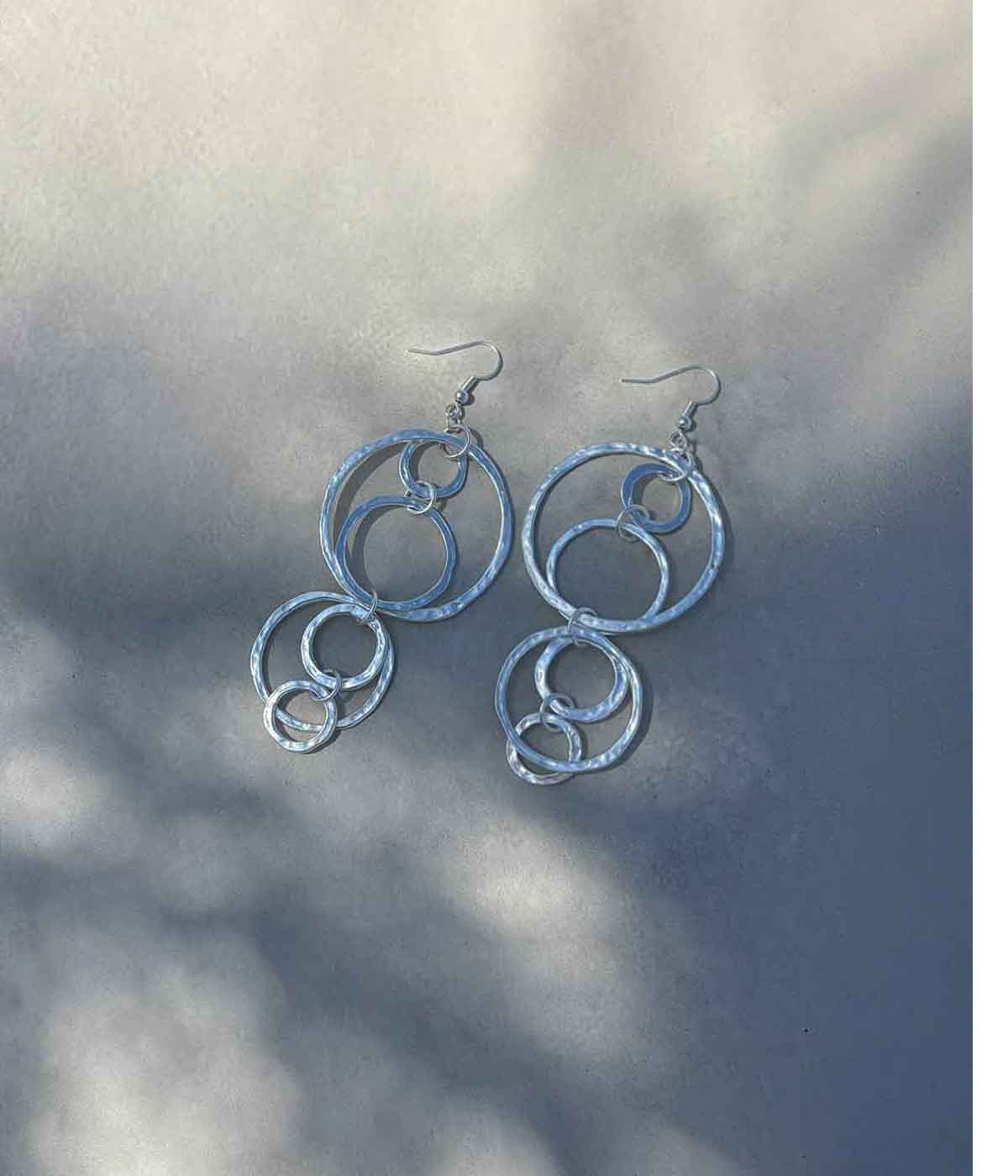 Aventurine, bijoux de créateurs, bijoux originaux, bijoux fantaisie, boucles d'oreilles Kim, argentées de Karine Sultan