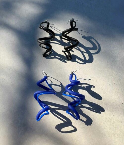 Aventurine, bijoux de créateurs, bijoux fantaisie, bijoux originaux, Boucles d'oreilles Little Speed, noires et bleues de Samuel Coraux