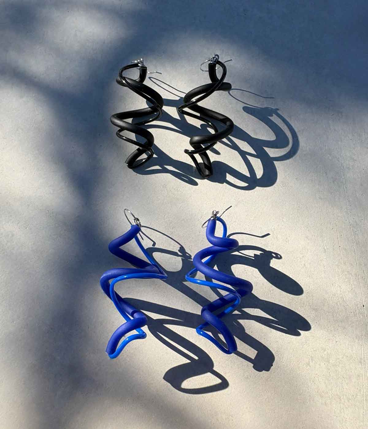 Aventurine, bijoux de créateurs, bijoux fantaisie, bijoux originaux, Boucles d'oreilles Little Speed, noires et bleues de Samuel Coraux