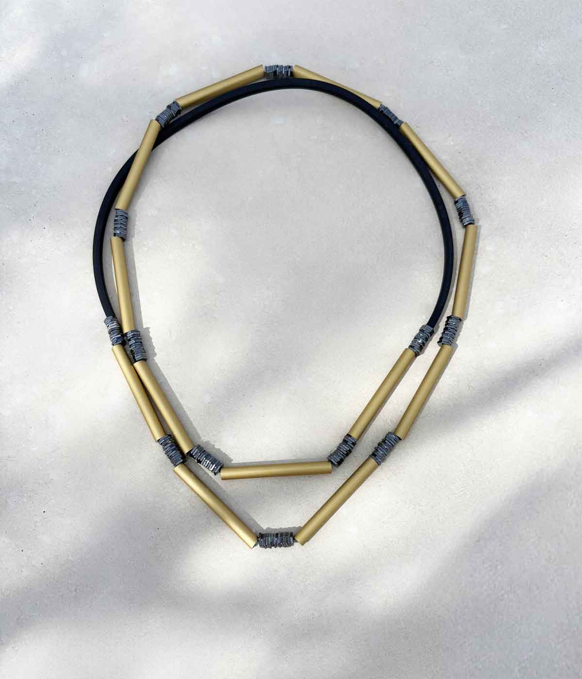 Aventurine, bijoux de créateur, bijoux originaux, bijoux colorés, sautoir Caelia doré de Christina Brampti